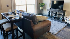 Ein Wohnzimmer mit Sofa, Couchtisch und Fernsehmöbel.