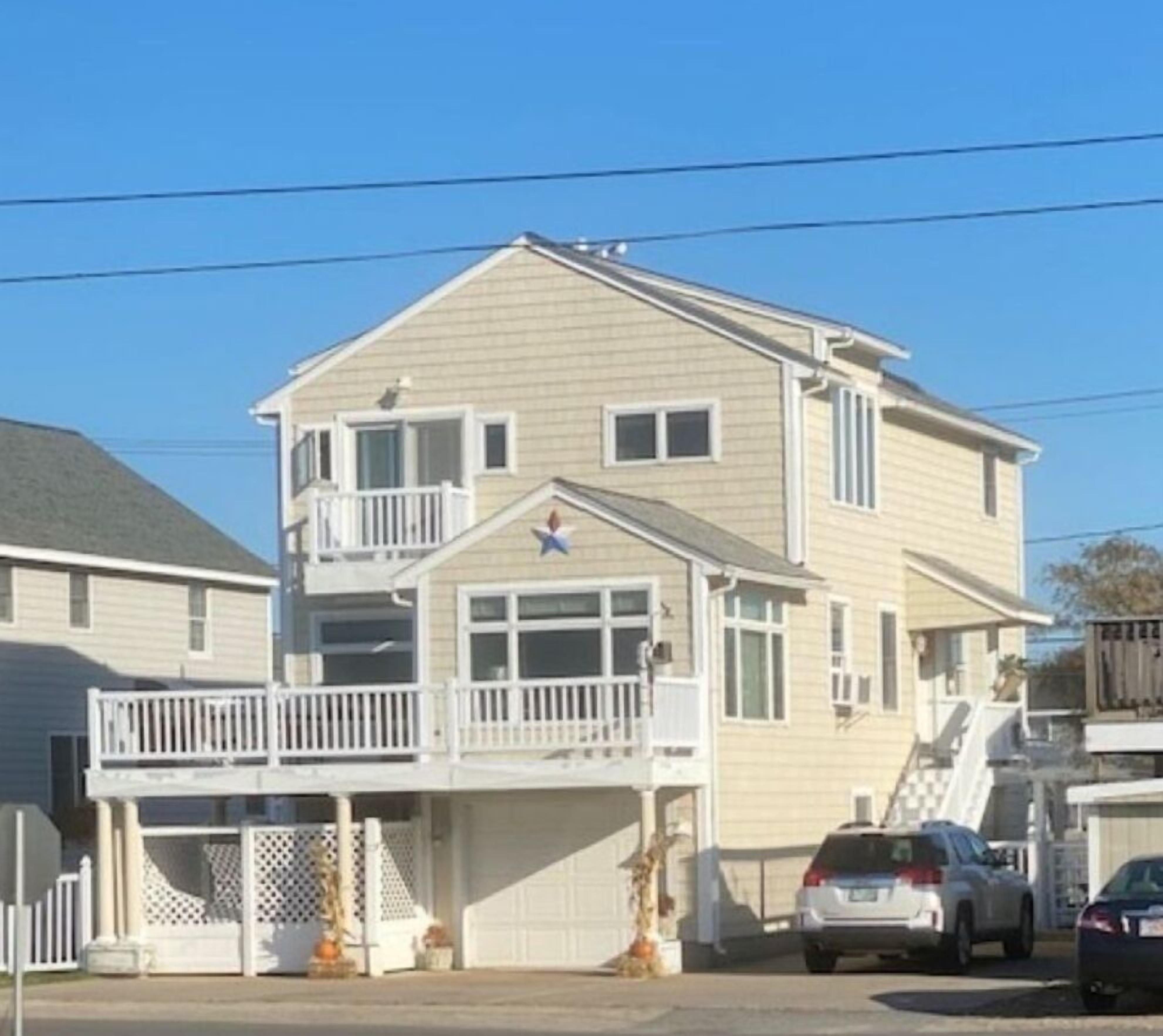 Beautiful 2 level unit(2nd&3rd fls) sunset view, 4 bedrm, 2 bathrms, central AC