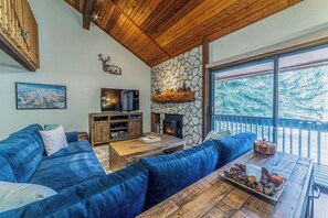 Smart TV y chimenea 