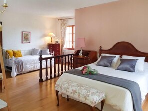 5 slaapkamers, een strijkplank/strijkijzer, wifi
