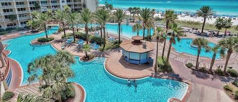 Alberca techada y alberca al aire libre