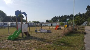 A playground with slides and a swing set. - Landshause Bungalow T3 - 6D (Pataias)