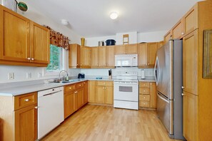 冷蔵庫、電子レンジ、オーブン、コンロ