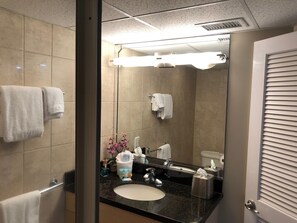 Douche, serviettes fournies, savon, papier de toilette