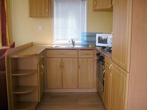 Fridge, microwave, stovetop, dishwasher - Landshause Bungalow T2 Superior - 1 (Pataias)