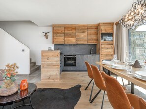 Fridge, microwave, oven, stovetop - Chalet with sauna near centre and ski lift (Mühlbach am Hochkönig)