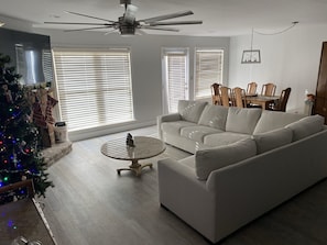 TV connectée, cheminée, livres, imprimantes