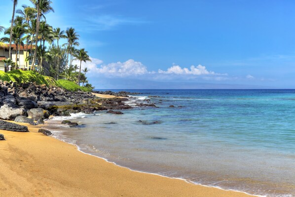 On the beach - Stylish island condo with patio & pool (Lahaina)