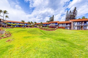 Exterior - Stylish island condo with patio & pool (Lahaina)