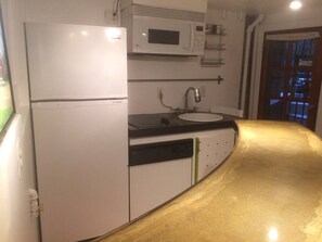 冷蔵庫、電子レンジ、オーブン、コンロ