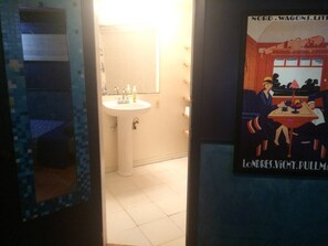 シャワー付き浴槽、ヘアドライヤー、タオル、石鹸