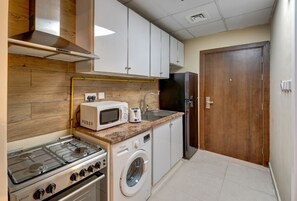 Full-sized fridge, microwave, oven, toaster