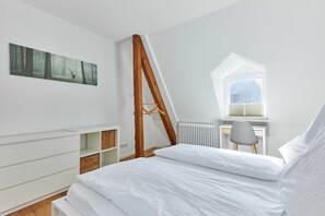 5 bedrooms, travel crib, WiFi, bed sheets