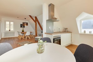 Køleskab, ovn, opvaskemaskine, højstol