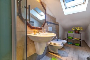 Douche, sèche-cheveux, serviettes fournies