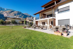 Outdoor dining - Bright Apartment "1 Weger" with Panoramic Mountain View, Wi-Fi & Balcony (Andrian)