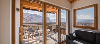 Helle Ferienwohnung "1 Weger" mit Panoramablick auf die Berge, WLAN & Balkon