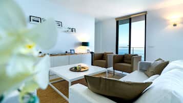 Een televisie, videogames, een dvd-speler en een tafeltennistafel