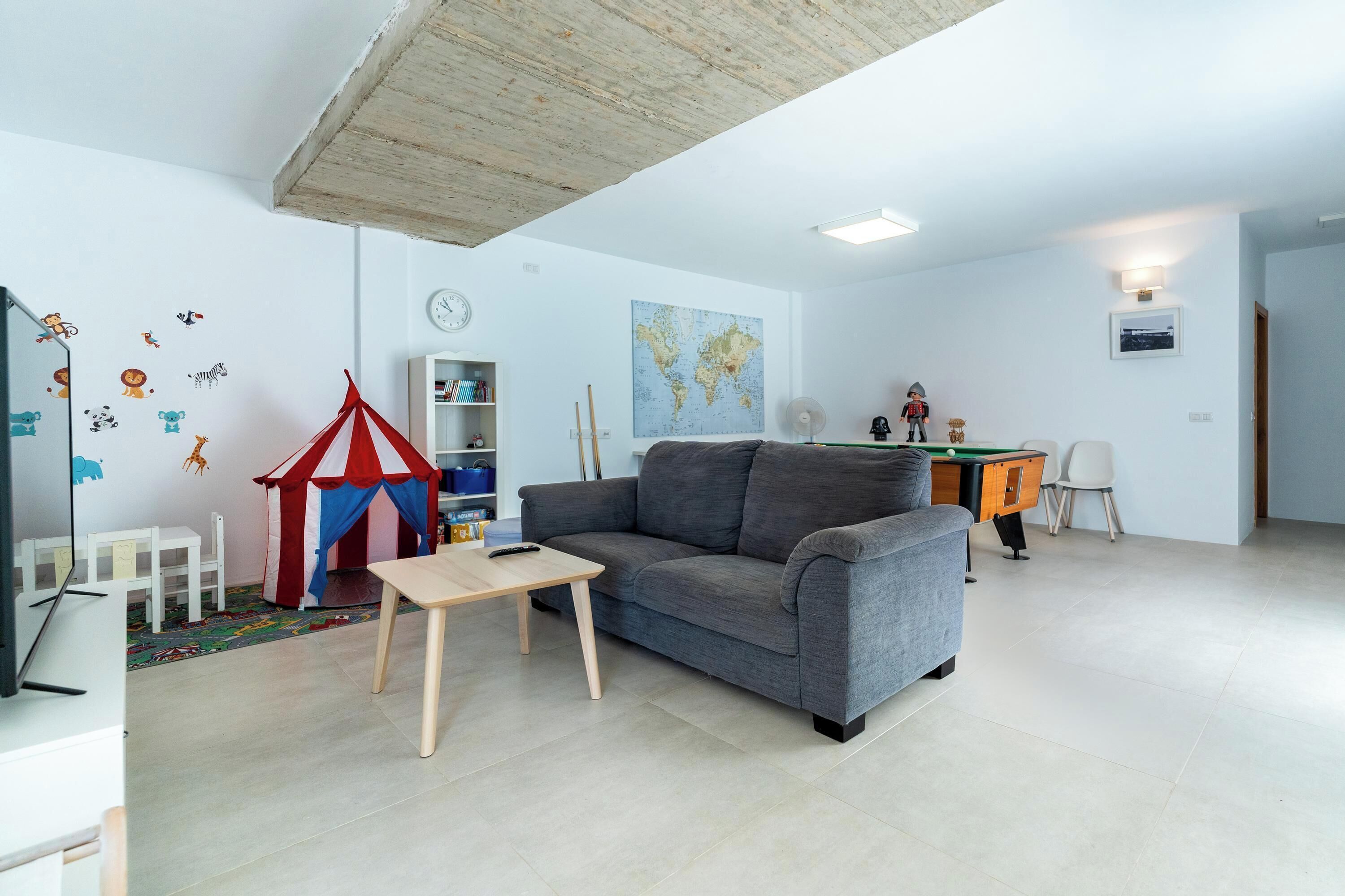 Een televisie, videogames, een dvd-speler en een tafeltennistafel