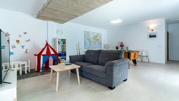 Televisión, videojuegos, reproductor de DVD y tenis de mesa