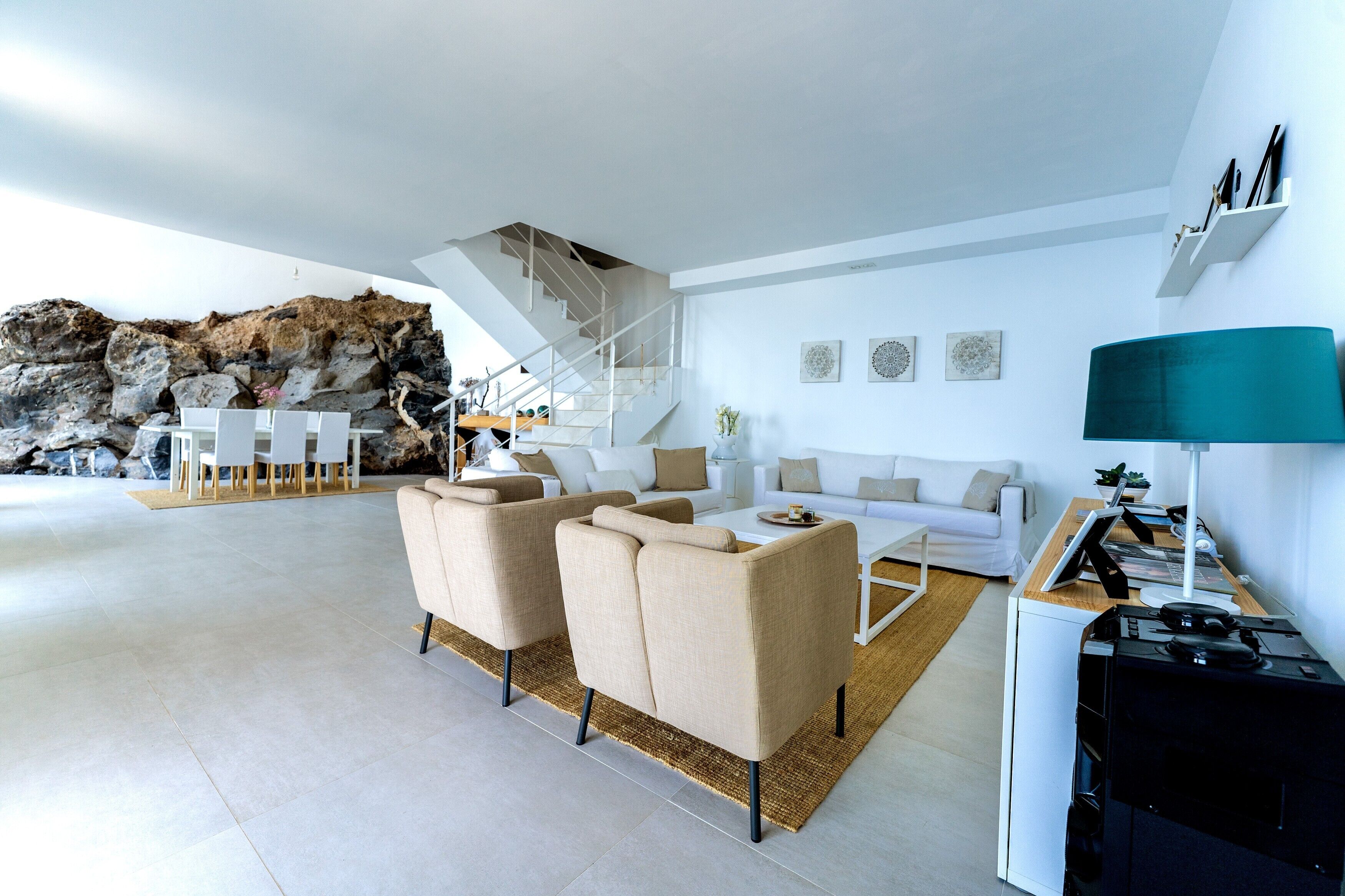 Tv, tv-spel, dvd-spelare och ett bordtennisbord