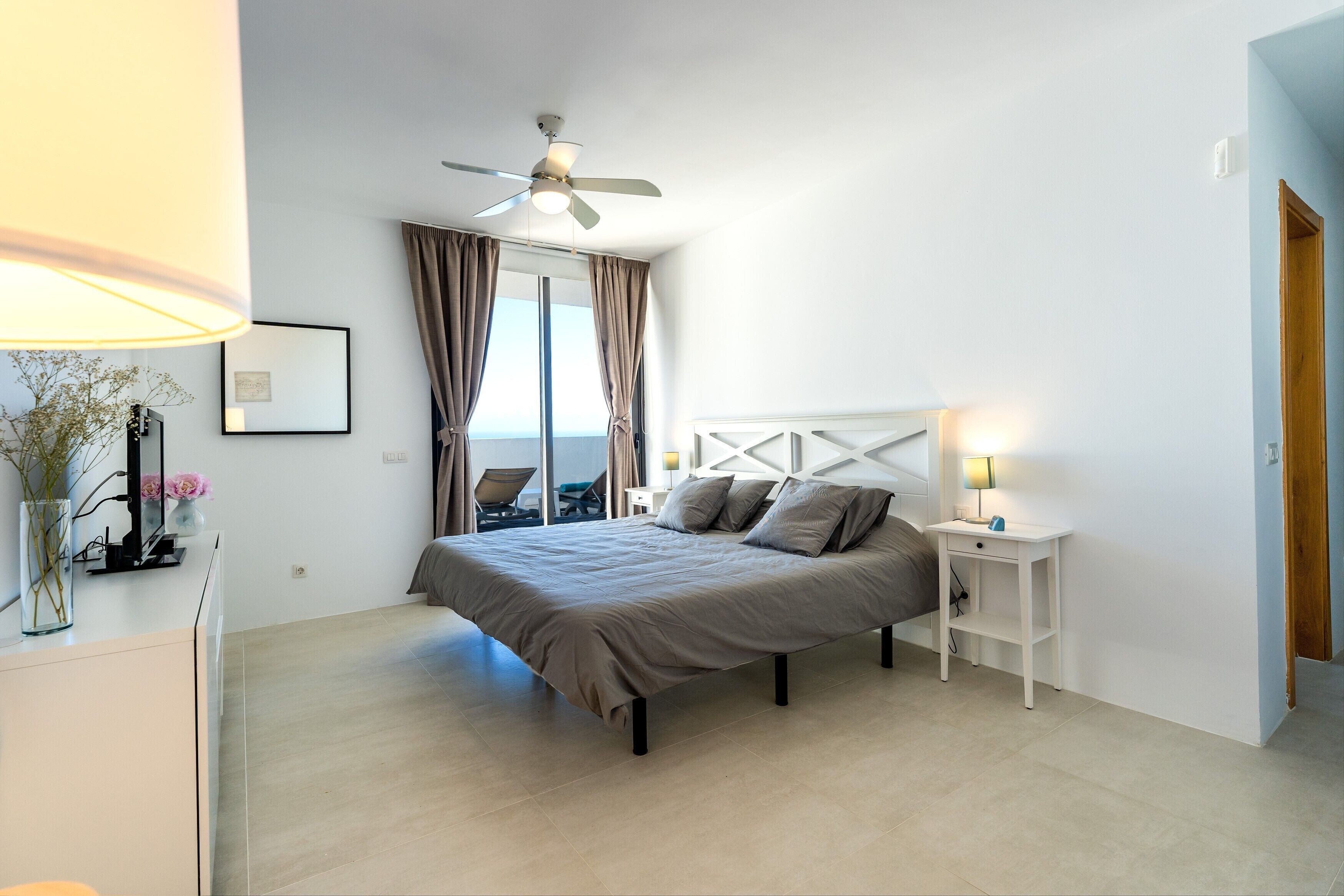 3 slaapkamers, een strijkplank/strijkijzer, gratis wifi, beddengoed