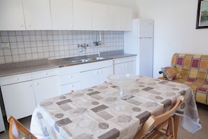 Fridge, oven, stovetop, coffee/tea maker