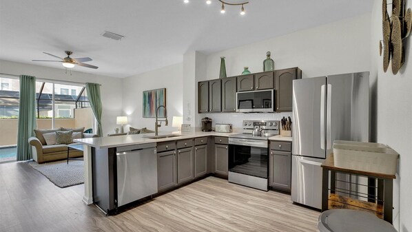 Fridge, microwave, oven, stovetop - New Listing! Windsor Hills Resort, 3mi to Disney & 12mi to Universal - GRH439057 (Kissimmee)