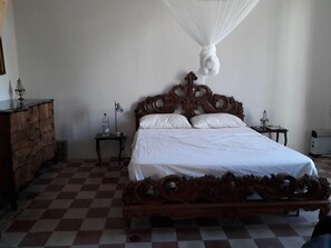 4 bedrooms, iron/ironing board, free WiFi, bed sheets - House Located in the historic center of Augusta. Clear water beach 80 m'away (Augusta)