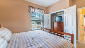 3 habitaciones, escritorio, tabla de planchar con plancha y wifi gratis