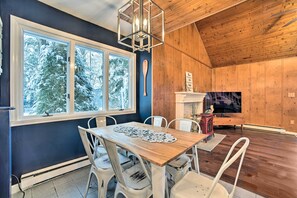 Dining - Hot Tub: Secluded Hideaway on Sleepy Hollow Lake (Athens)