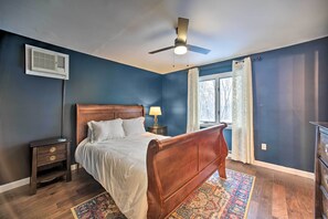 3 bedrooms, desk, iron/ironing board, travel cot - Hot Tub: Secluded Hideaway on Sleepy Hollow Lake (Athens)