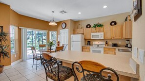 Fridge, microwave, oven, stovetop - New Listing! Windsor Hills Resort, 3mi to Disney & 12mi to Universal - GRH438768 (Kissimmee)