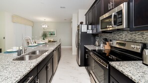 Refrigerador, microondas, horno, placa de cocina