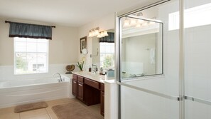 Combined shower/bathtub, hair dryer, towels - New Listing! Windsor Hills Resort, 3mi to Disney & 12mi to Universal - GRH438788 (Kissimmee)