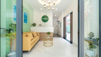 Coin salon dans le hall