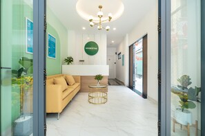 Coin salon dans le hall