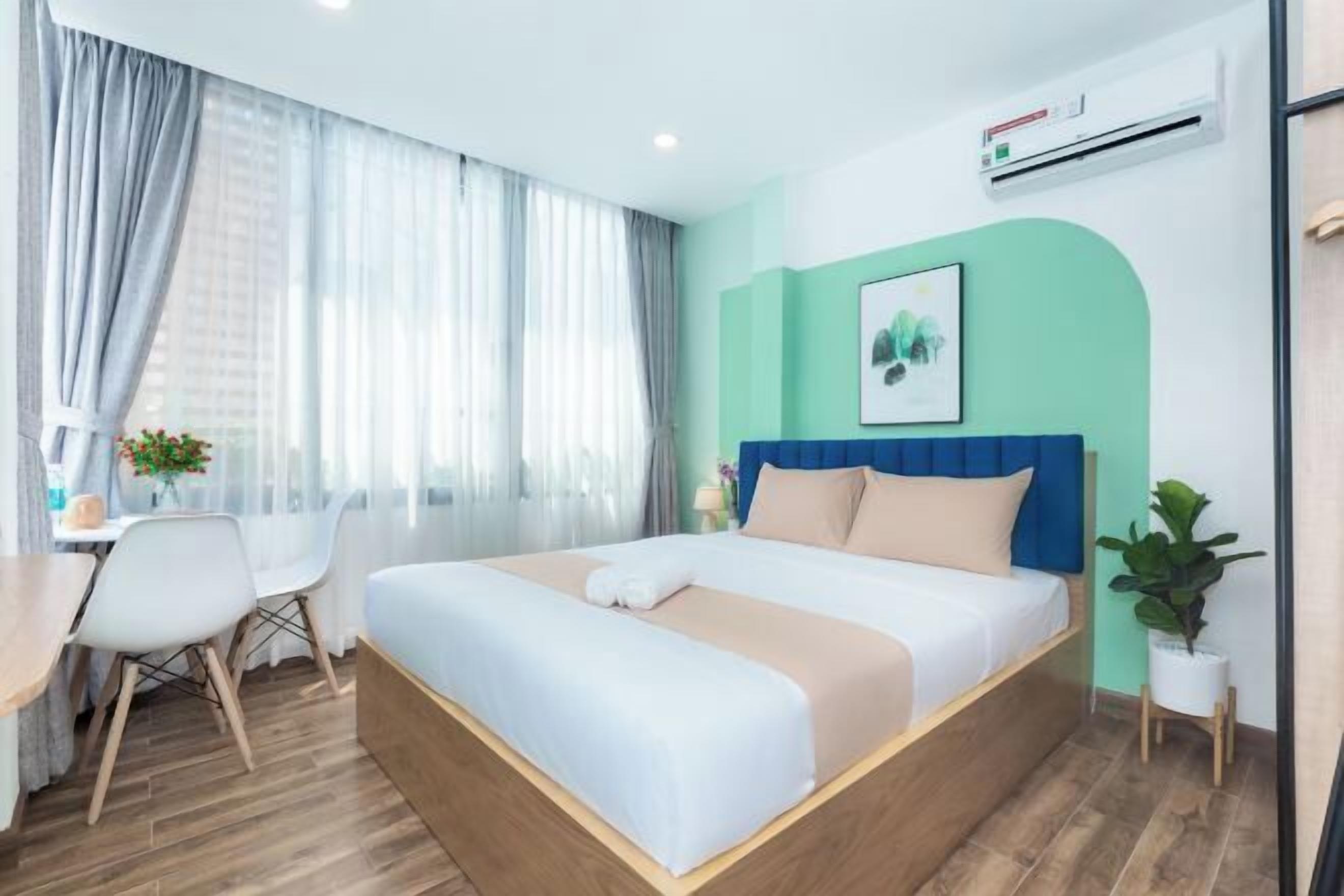 Escritorio y espacio para trabajar con laptop 