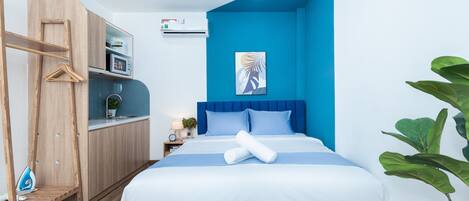 Deluxe Studio, Non Smoking, Kitchen | Desk, laptop workspace, iron/ironing board, free WiFi