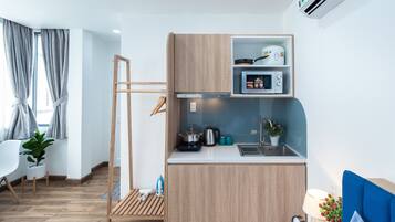 Studio Deluxe, non-fumeurs, cuisine | Cuisine privée | Mini réfrigérateur, micro-ondes, plaque de cuisson