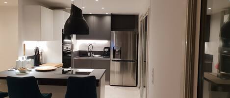 Réfrigérateur, micro-ondes, four, plaque de cuisson