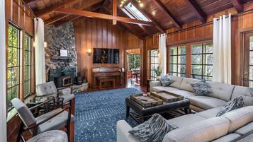 Smart TV, fireplace, Netflix, Hulu