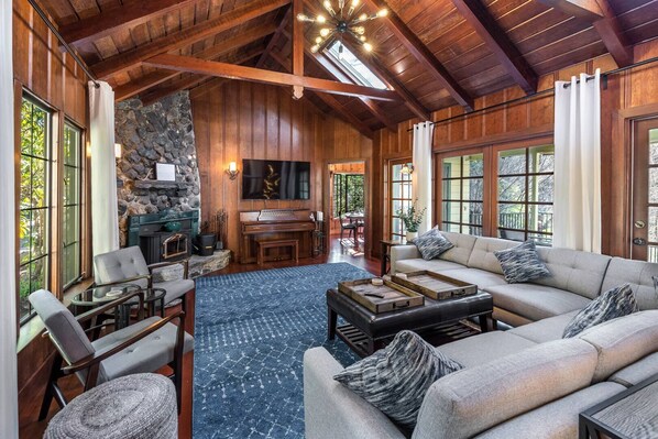 Smart TV, fireplace, Netflix, Hulu