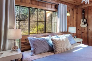 4 bedrooms, iron/ironing board, WiFi, bed sheets - Rivendell ~ Lovely Riverfront Home, Classic Style with Modern Amenities (Monte Rio)