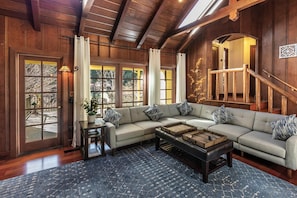 Smart TV, fireplace, Netflix, Hulu