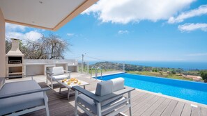 Outdoor dining - Casa Luz - Stunning Family Home by LovelyStay (Prazeres)