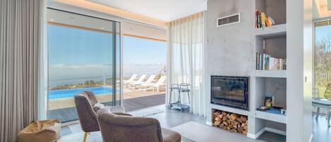 TV, fireplace