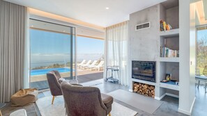 Televisión y chimenea