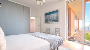 3 bedrooms, iron/ironing board, travel cot, free WiFi - Casa Luz - Stunning Family Home by LovelyStay (Prazeres)
