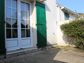 Exterior detail - 3-room house, terrace, near beach, quiet (Saint-Georges-d'Oléron)